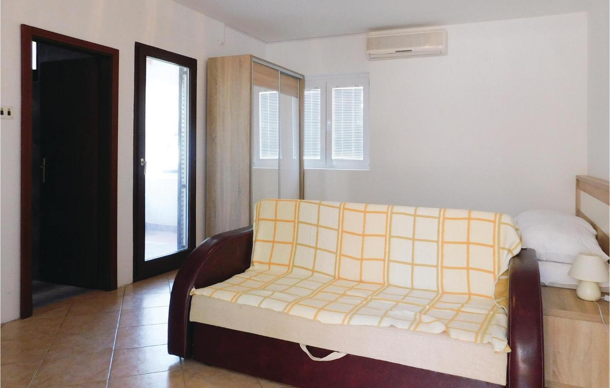 Gorgeous Apartment In Mandre With Kitchen Exterior foto