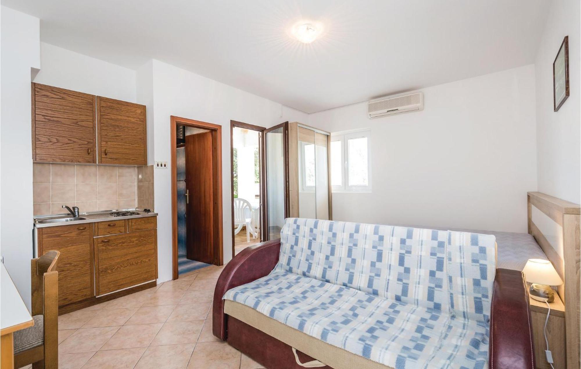 Gorgeous Apartment In Mandre With Kitchen Exterior foto