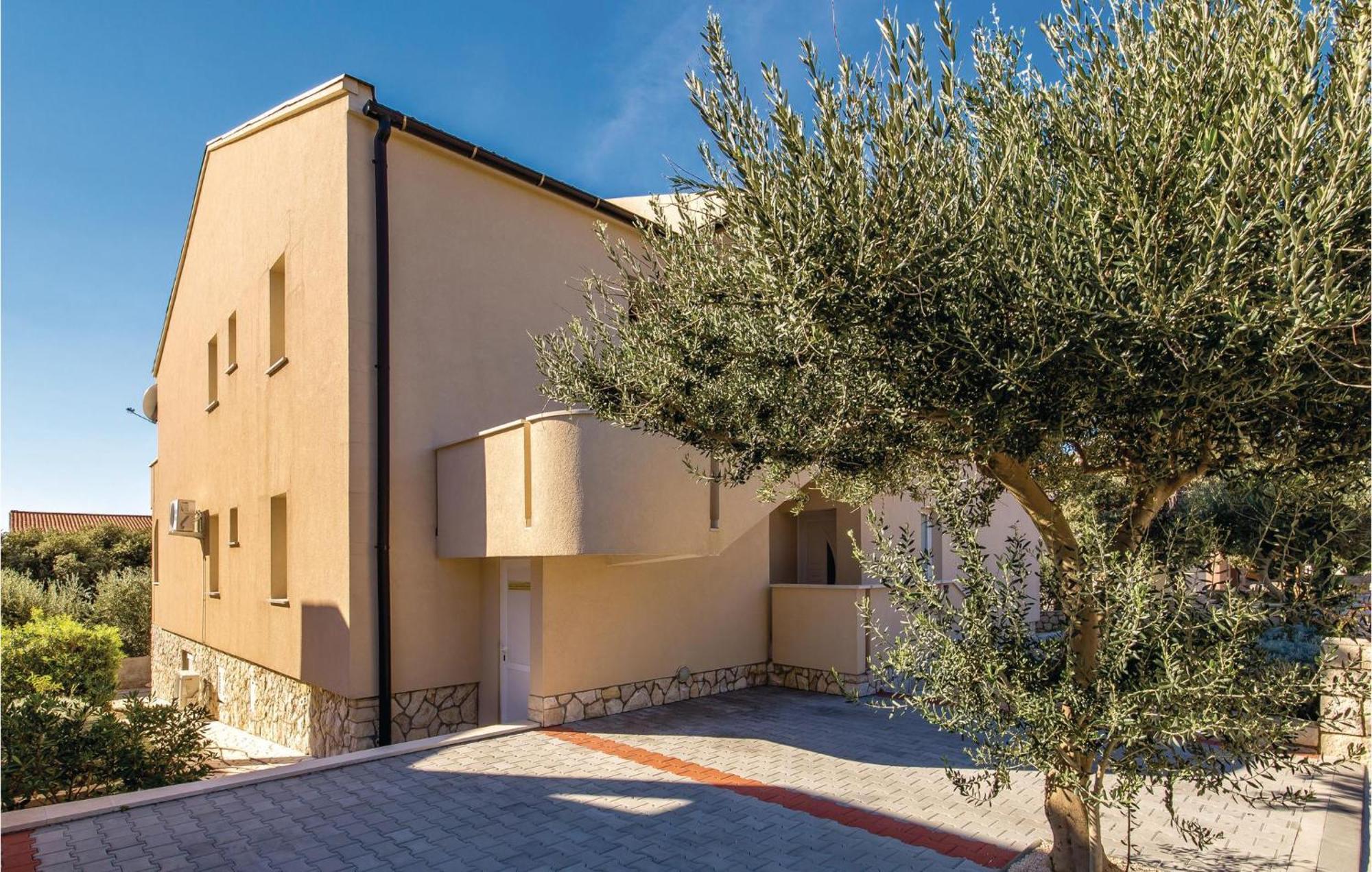 Gorgeous Apartment In Mandre With Kitchen Exterior foto